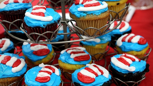cat in the hat cupcakes